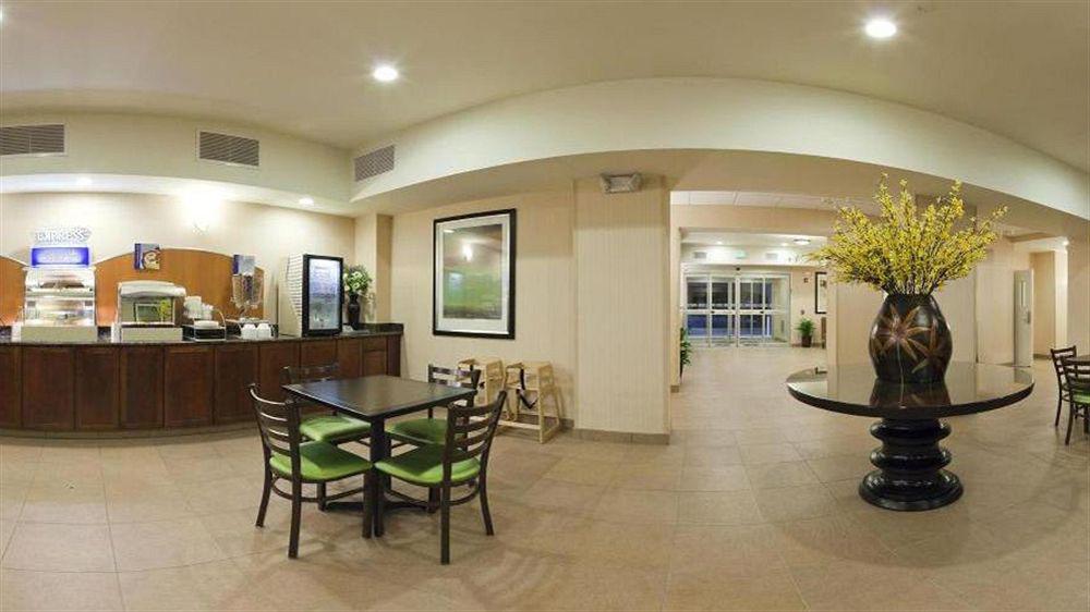 Holiday Inn Express & Suites North Topeka Zewnętrze zdjęcie