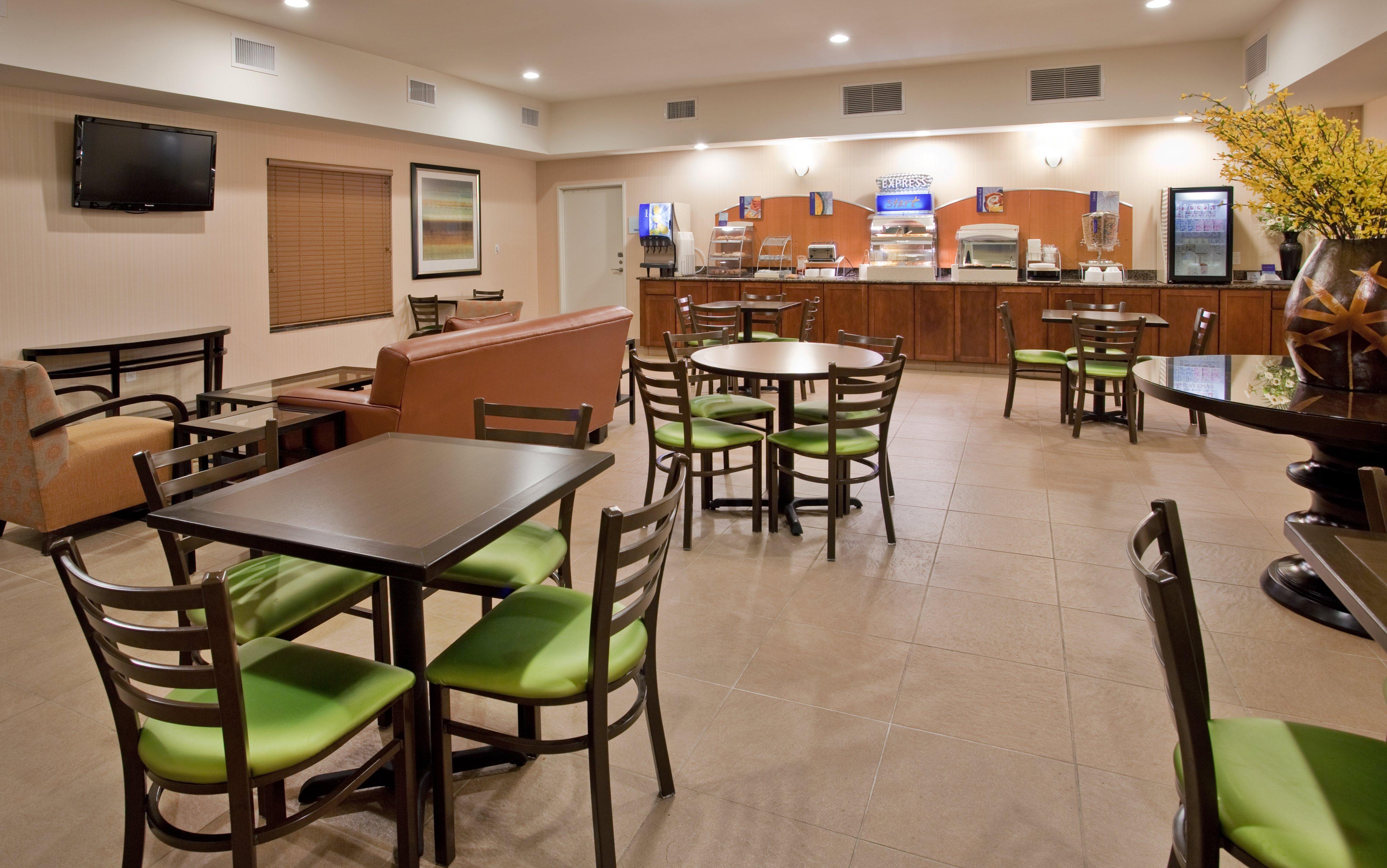Holiday Inn Express & Suites North Topeka Zewnętrze zdjęcie