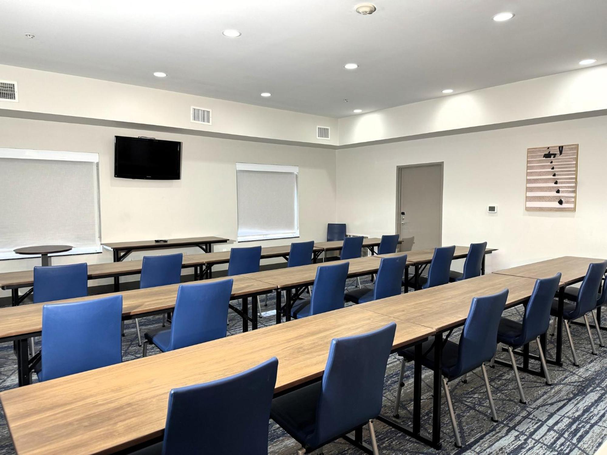 Holiday Inn Express & Suites North Topeka Zewnętrze zdjęcie