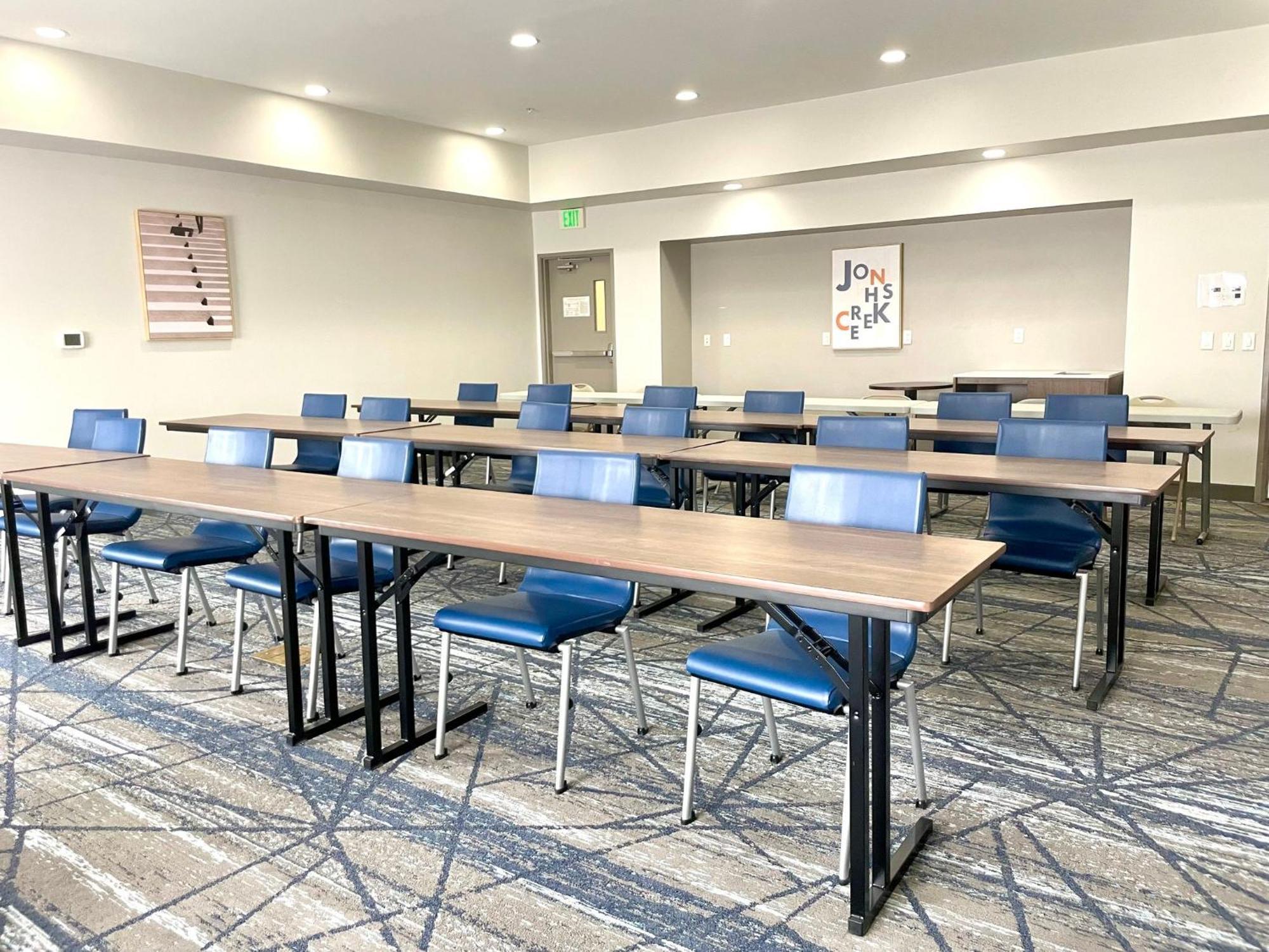 Holiday Inn Express & Suites North Topeka Zewnętrze zdjęcie