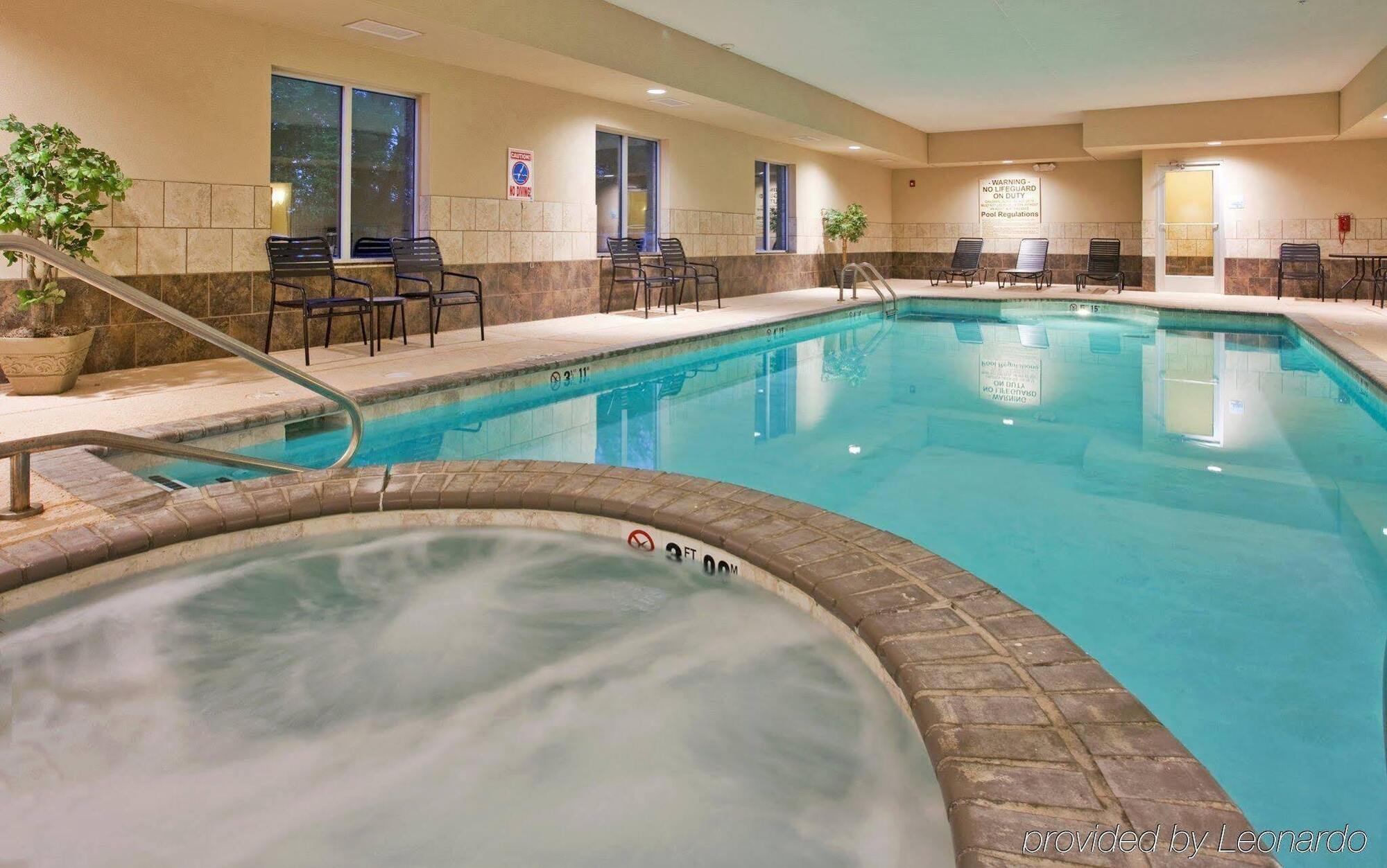 Holiday Inn Express & Suites North Topeka Zewnętrze zdjęcie